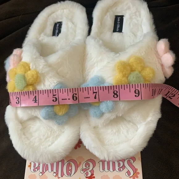 SAM & OLIVIA ladies white poly 3D flower slippers NWT in size Large (9-10) - Picture 8 of 9